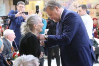 Глава города В.В. Тихонов вручает юбилейные медали