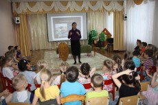 А.А.Низамова рассказывает воспитанникам об истории вооруженных сил страны
