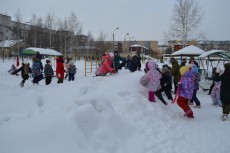 Воспитанники детского сада на площадке