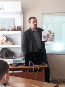 Педагог дополнительного образования В.Г.Каспрук на открытом занятии
