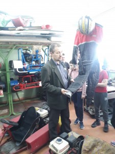 Владимр Григорьевич демонстрирует костюм картингиста