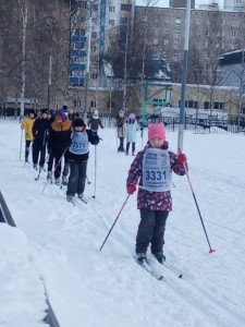 Участники забега на трассе