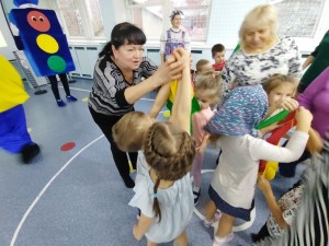 зажигаем светофор с бабушками