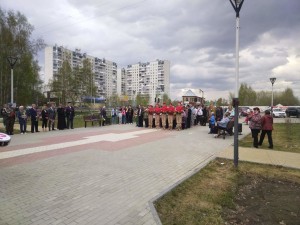 Юнармейцы маршируют к памятнику 1