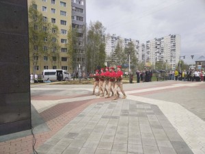 Юнармейцы маршируют к памятнику 2